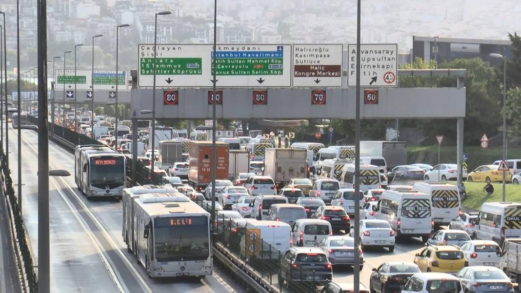 Haliç Köprüsü'nde asfalt yenileme çalışması başladı; trafik yoğunluğu oluştu 9